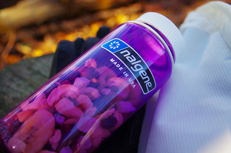 ナルゲンボトルにナッツを入れて