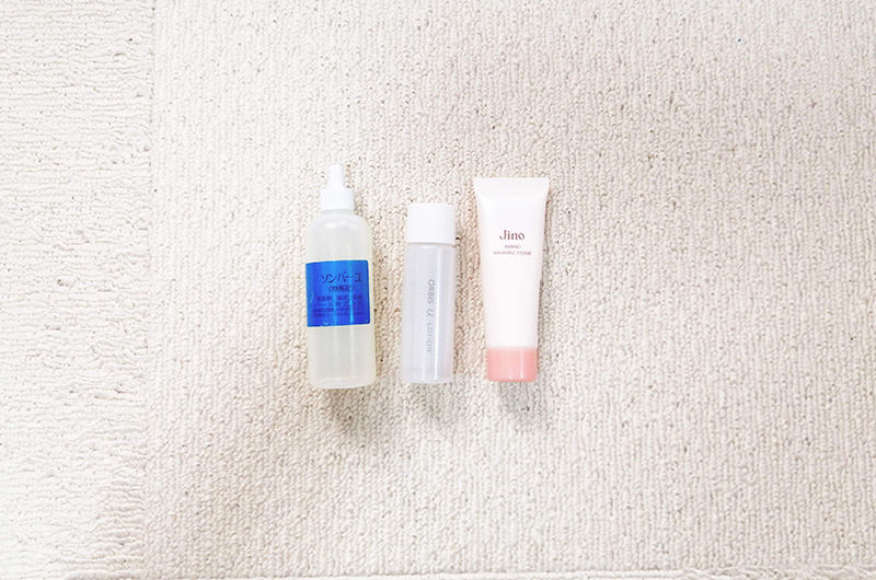 小分けした化粧水と馬油のボトル