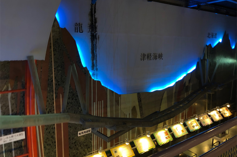 津軽海峡の断面模型の展示