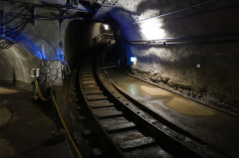 地下坑道のトンネル写真