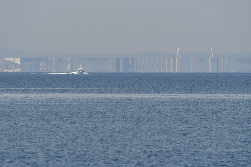 蜃気楼で変形して見える新湊大橋