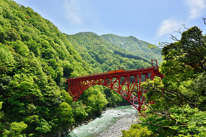 新山彦橋を渡るトロッコ電車