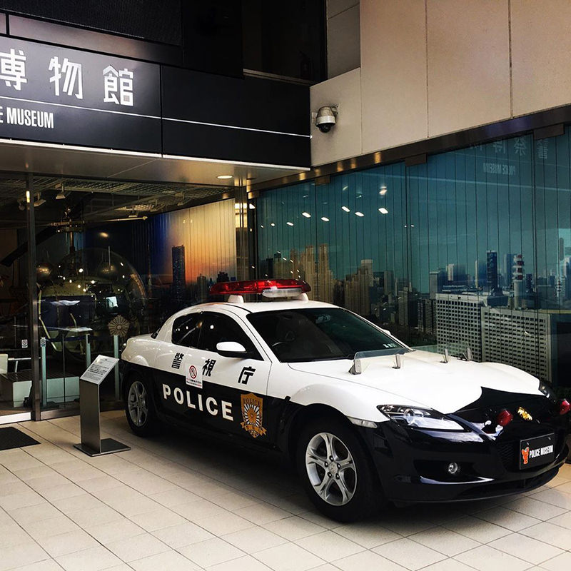 ポリスミュージアム　入り口のパトカー展示 
