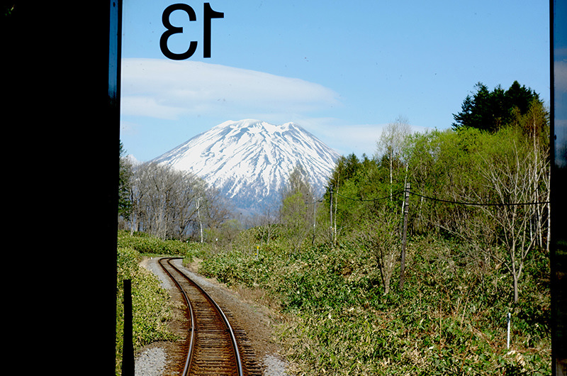 車内からのぞむ羊蹄山（ようていざん）