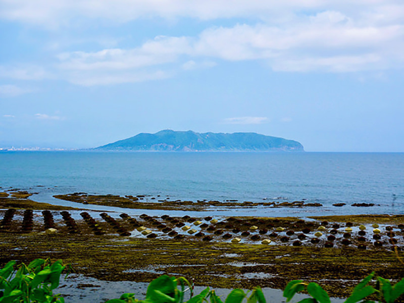 車窓から見える海と函館山