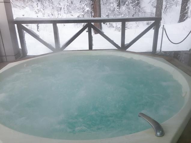 屋外で雪景色を楽しめるジャグジー