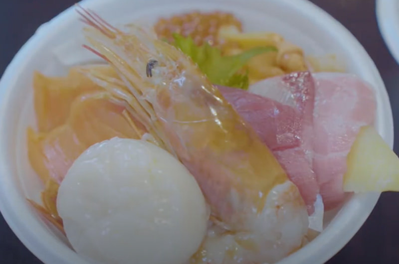 青森魚菜センターのオリジナル「のっけ丼」