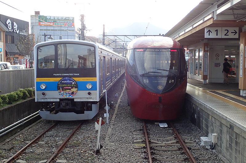スタイリッシュな「富士ビュー特急」（右）