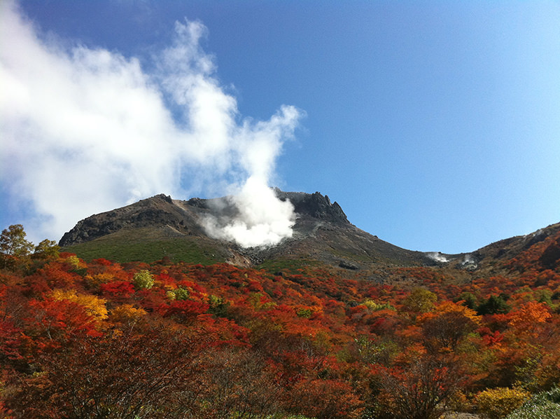 噴気を上げる茶臼岳