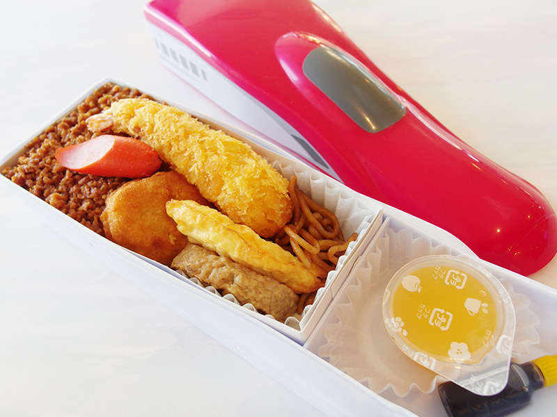 E6系秋田新幹線こまちランチ　蓋を開けたところ　おかず