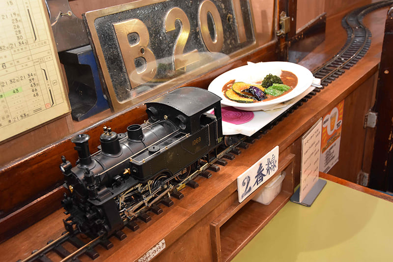 カレーを運ぶ小さな機関車