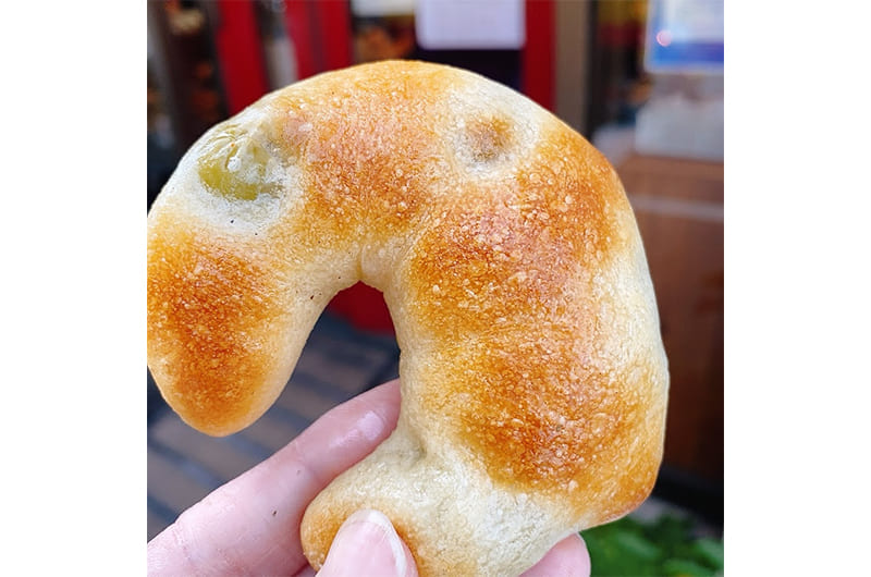 ふっくら焼けているオリーヴ（パンの名称）