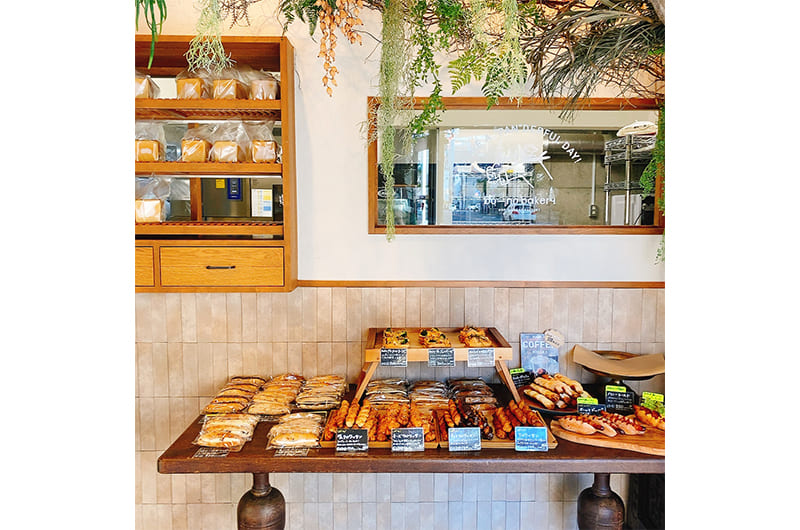 パンが並ぶボーノベーカリ店頭