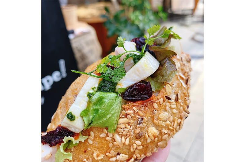 具をたっぷり挟んだサンド