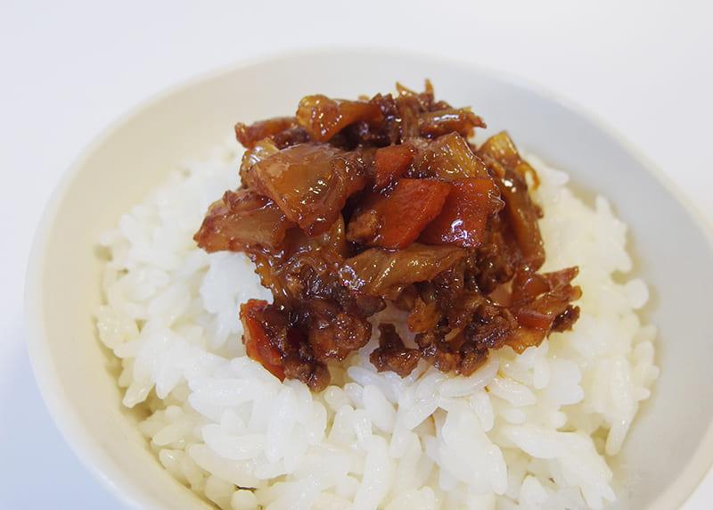 ご飯にかけるなみえ焼そばをのせたご飯
