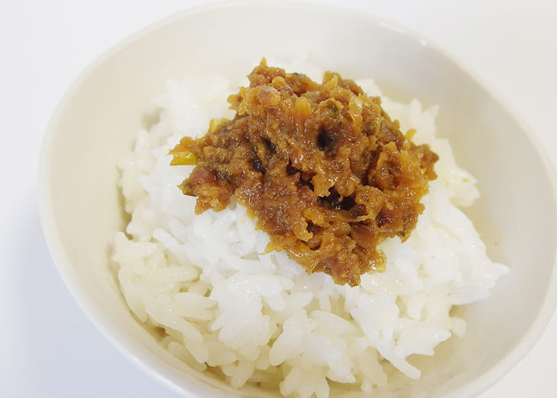 ご飯にかけるギョーザをのせたご飯