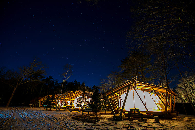ライジングフィールド軽井沢のキャンプ場　夜（写真提供：株式会社ライジング・フィールド）