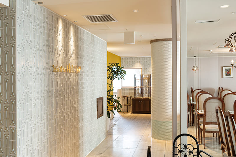 山の上ホテル コーヒーパーラー ヒルトップの内観（写真提供：株式会社山の上ホテル）