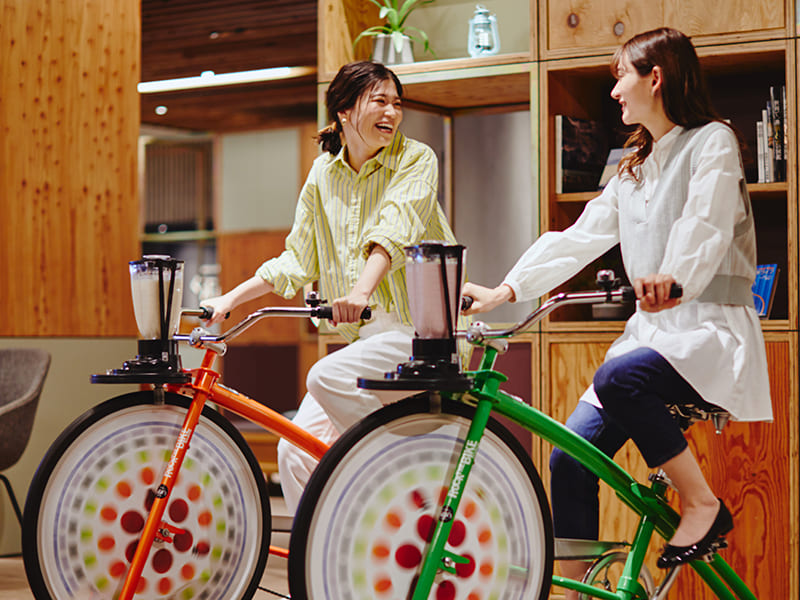  自転車をこいでスムージーづくり体験。