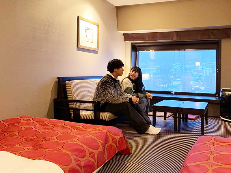 宿でくつろぐ「旅する2人」。