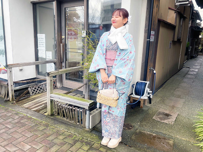 着物を着て佇むやまももさん。