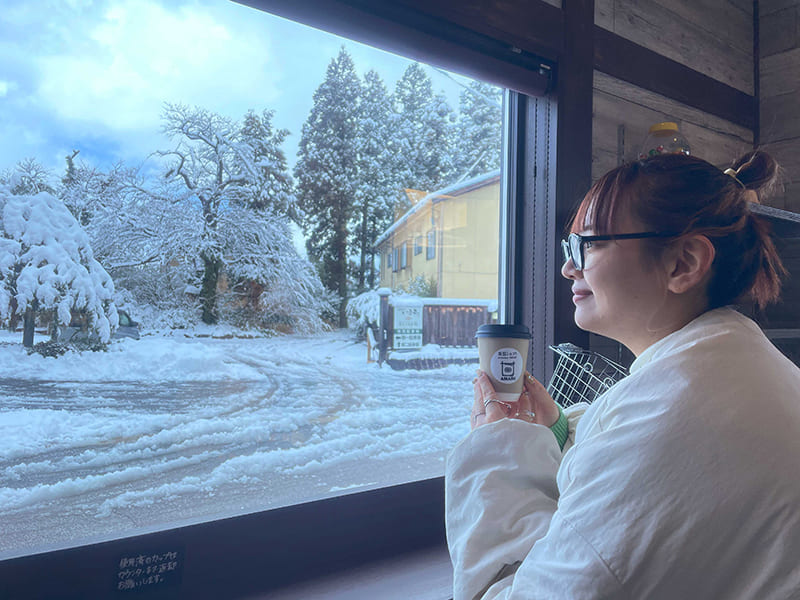  カフェでくつろぐやまももさん。