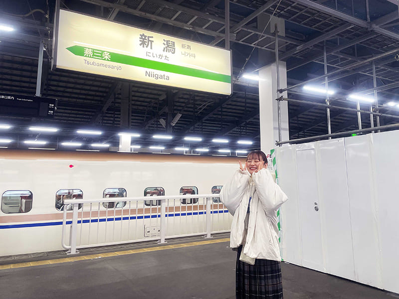 新潟駅のホームにいるやまももさん。