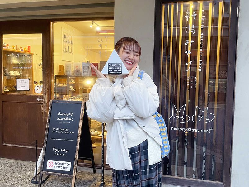 お土産を購入するやまももさん。