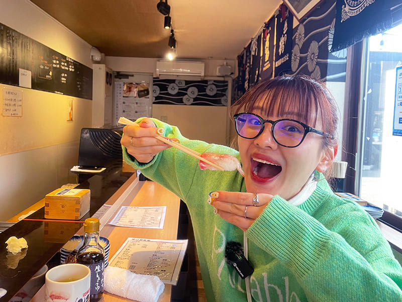 ご当地グルメを食べるやまももさん。