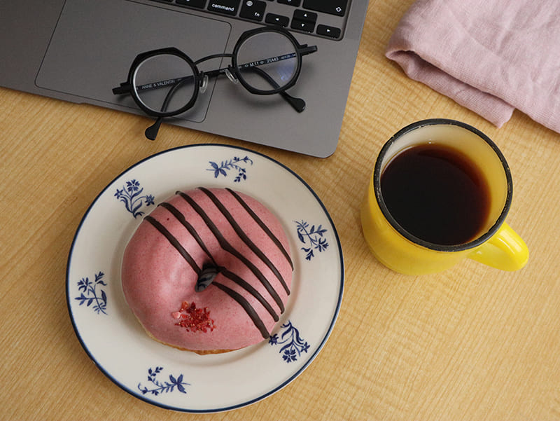 ブーランジェリー ラ・テール グランスタ東京 京葉ストリ－ト店のコーヒーとドーナツ（写真提供：株式会社ラ・テール）。