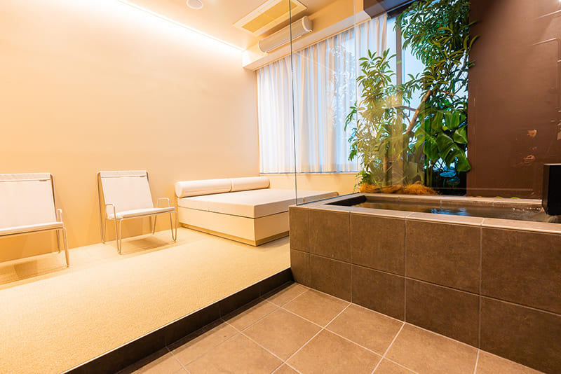 SAUNA霧宙の水風呂と休憩スペース（写真提供：SAUNA霧宙）。