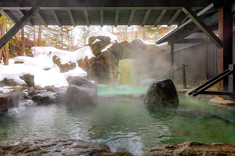 草津ナウリゾートホテルの露天風呂（写真提供：株式会社ニューコーポレーション）。