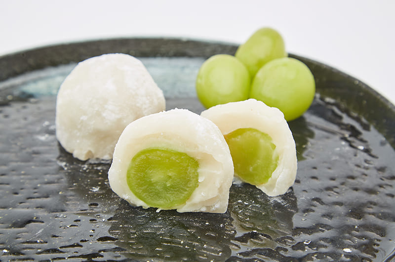 柴又い志いの「野菜ソムリエのシャインマスカット大福」（写真提供：有限会社い志い）。