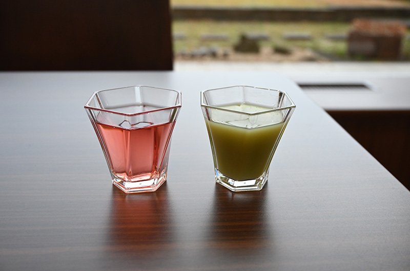 ビネガードリンク（左）、ミックスジュース（右）