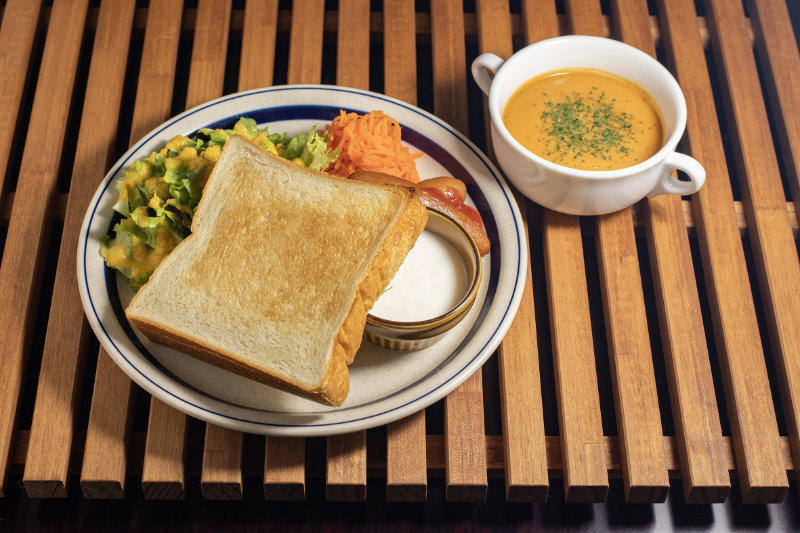 HUMMING MEAL MARKETの「トースト＆ビスクセット」（写真提供：株式会社ハミングバード・インターナショナル）。