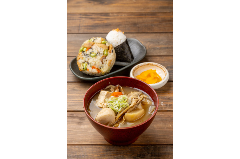 DaTe Cafe O'rderの「宮城風芋煮セット」（写真提供：株式会社カリーナフードサービス）。