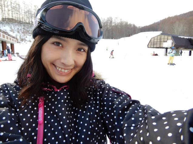 グランデコスノーリゾートのゲレンデで自撮りをする日笠麗奈